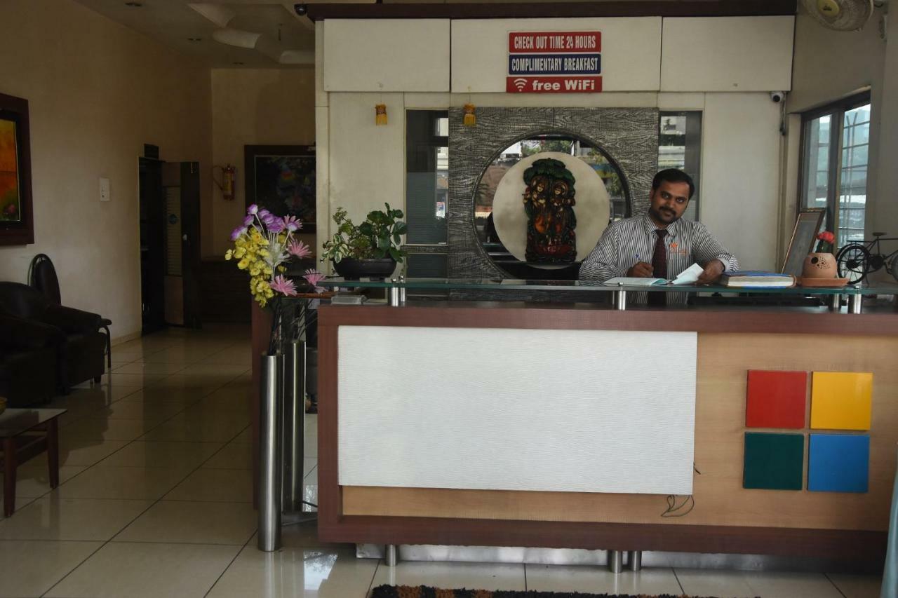 Hotel Vrindavan Deluxe Kolhapur Exterior foto